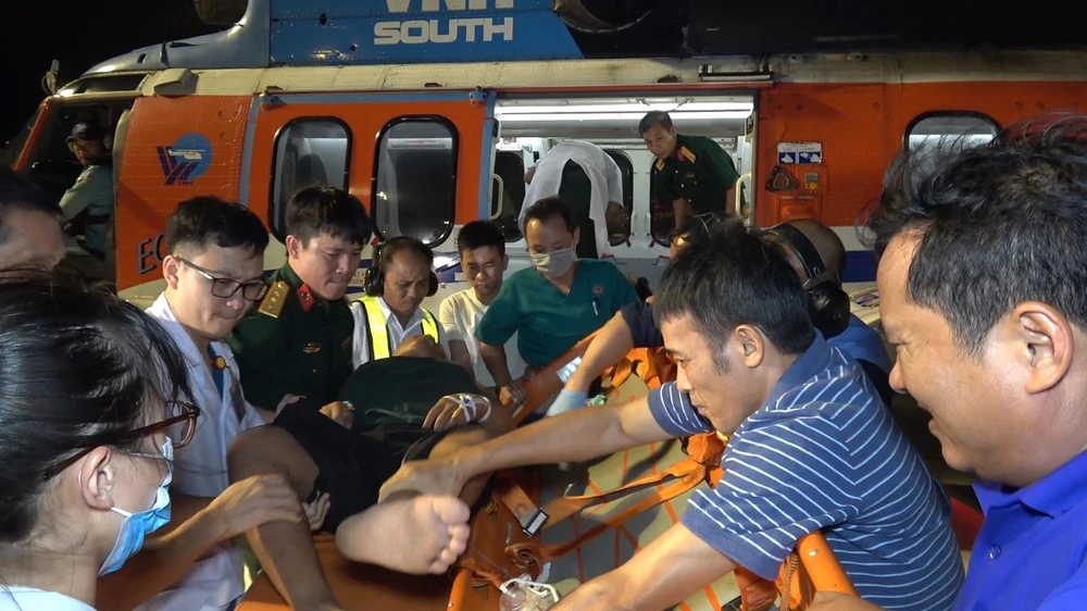 Tổ cấp cứu đường không BV Quân Y 175 đưa 2 nạn nhân từ đảo Phan Vinh đến BV Quân Y 175 điều trị. Ảnh: Văn Chính