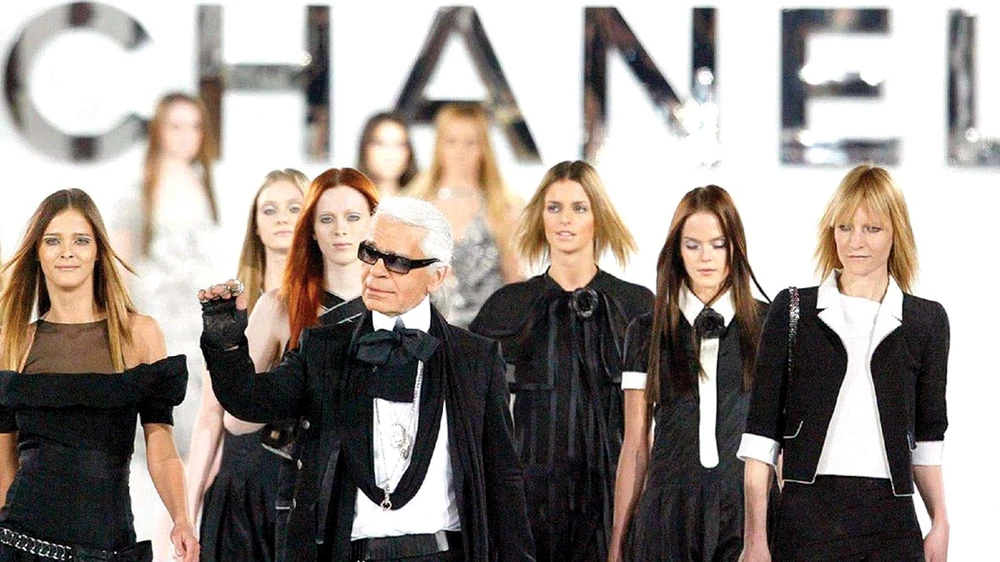 Nhà thiết kế Karl Lagerfeld trong một buổi trình diễn thời trang của Chanel