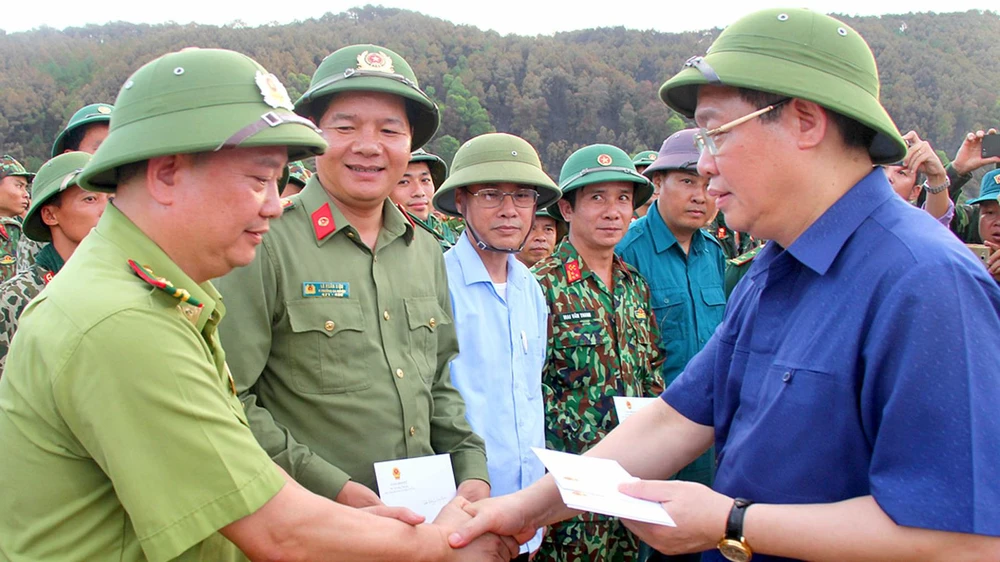  Đồng chí Vương Đình Huệ động viên các lực lượng đang làm nhiệm vụ chữa cháy