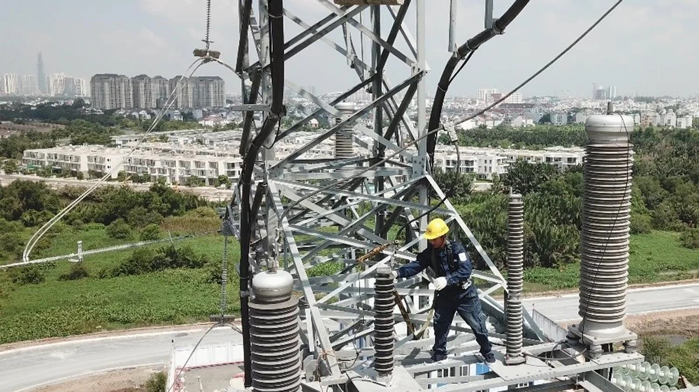 Công nhân điện lực đang kiểm tra trước khi đóng điện tại trụ số 26, trụ cuối cùng của đường dây 220kV Cát lái – Công nghệ cao