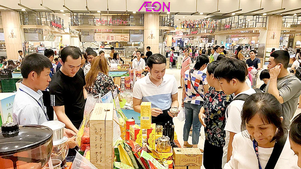 Tuần lễ sản phẩm doanh nghiệp Đà Lạt - Lâm Đồng thu hút khách hàng tham quan, mua sắm nhiều sản phẩm đặc trưng của tỉnh