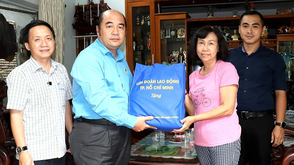 Ông Hồ Xuân Lâm, Phó Chủ tịch LĐLĐ TPHCM trao quà cho người nhà gia đình Liệt sĩ Trần Văn Kiểu