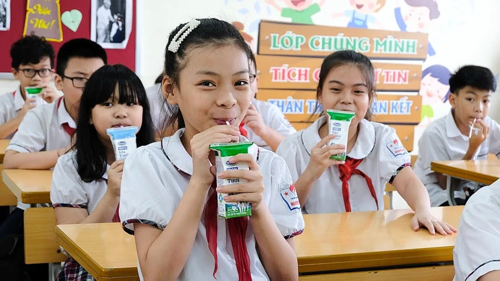 Sau 12 năm tiên phong thực hiện chương trình Sữa học đường, Vinamilk đã hỗ trợ hơn 300 tỷ đồng với hơn 175 triệu hộp sữa cho hơn 3 triệu trẻ em học sinh mầm non, tiểu học.
