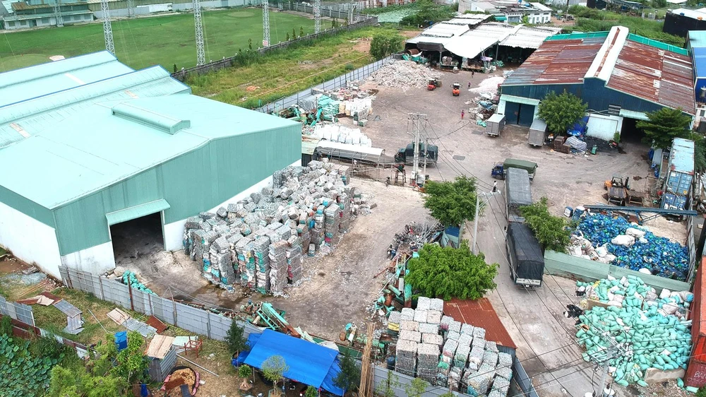 Một cơ sở thu gom rác thải nhựa làm nguyên liệu tái chế tại quận Bình Tân. Ảnh: THÀNH TRÍ