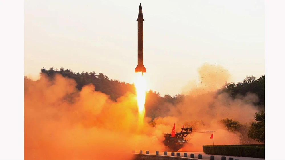 Triều Tiên phóng 2 vật thể chưa xác định ra biển Nhật Bản