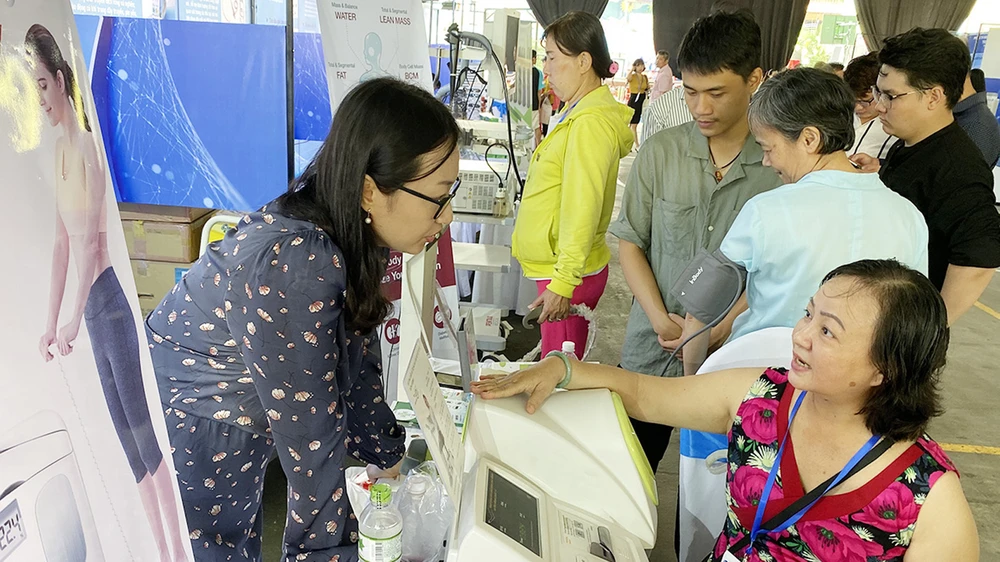 Nhiều người dân đến kiểm tra sức khỏe qua các thiết bị y tế được giới thiệu tại Techmart 2019. Ảnh: T.Ba