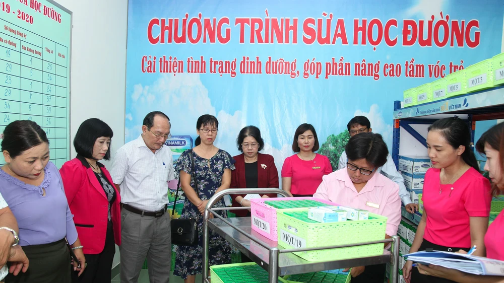 TPHCM giám sát chặt công tác cung ứng sữa cho trường học