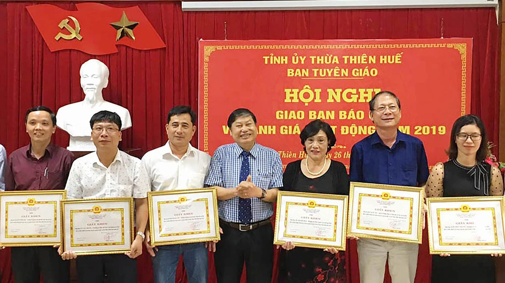 Tỉnh Thừa Thiên - Huế khen thưởng phóng viên báo chí