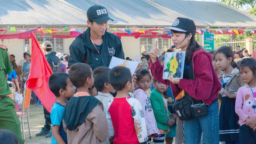 Nhóm BKN tổ chức các hoạt động vui chơi bổ ích cho trẻ em xã Đắk Ang (Ngọc Hồi, Kon Tum)
