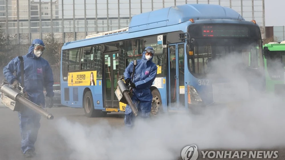 Các quan chức y tế khử trùng một bến xe buýt công cộng ở phía đông Seoul vào ngày 20-2. Ảnh: Yonhap