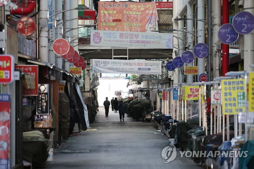 Một khu chợ ở Daegu, Hàn Quốc đã đóng cửa để ngăn chặn sự lây lan của virus. Ảnh: Yonhap