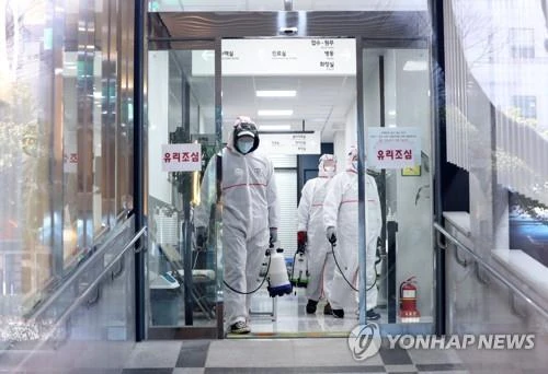  Lực lượng chức năng khử trùng một bệnh viện ở Busan, cách Seoul 450km về phía Đông Nam, ngày 24-2. Ảnh: Yonhap