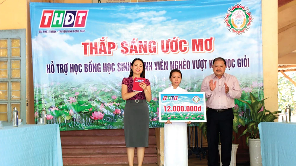 Trao học bổng “Thắp sáng ước mơ” giúp học sinh vượt khó học tập tại xã Phương Trà, huyện Cao Lãnh