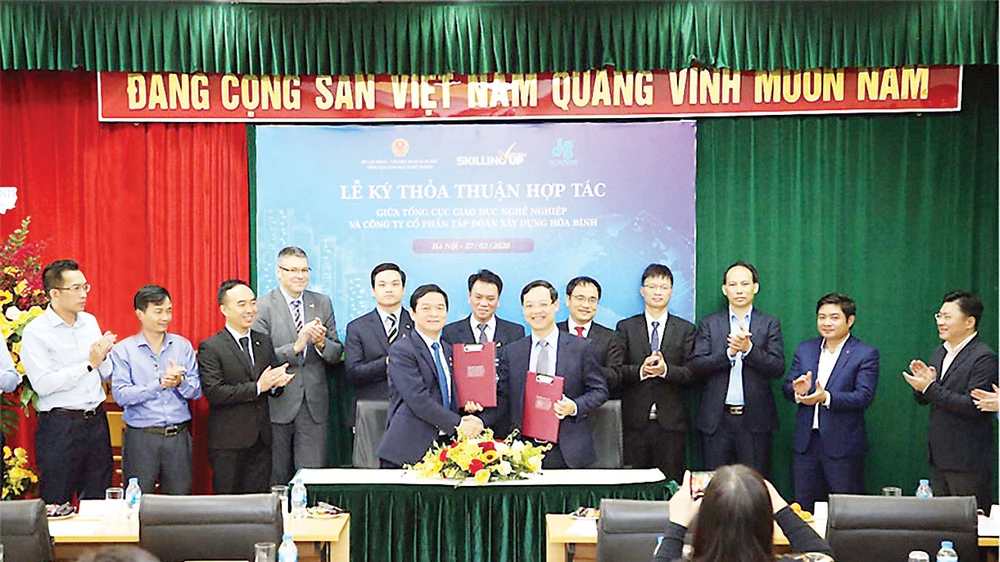 Ông Lê Viết Hải, Chủ tịch HĐQT kiêm Tổng Giám đốc Tập đoàn Xây dựng Hòa Bình (hàng đầu, bên trái) có mặt tham gia buổi ký kết