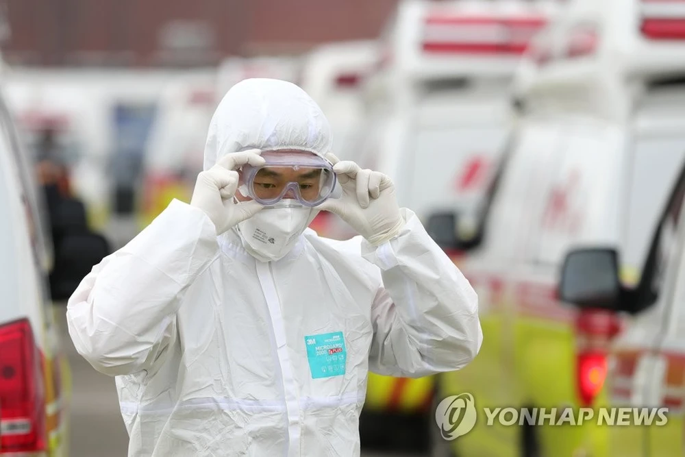 Nhân viên y tế đeo kính bảo hộ trước khi bắt đầu công việc của mình tại thành phố Daegu vào ngày 1-3. Ảnh: Yonhap