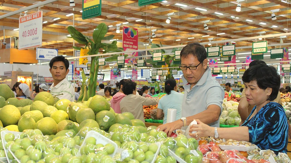  Nhiều hàng hóa bày bán tại hệ thống siêu thị trên địa bàn TPHCM