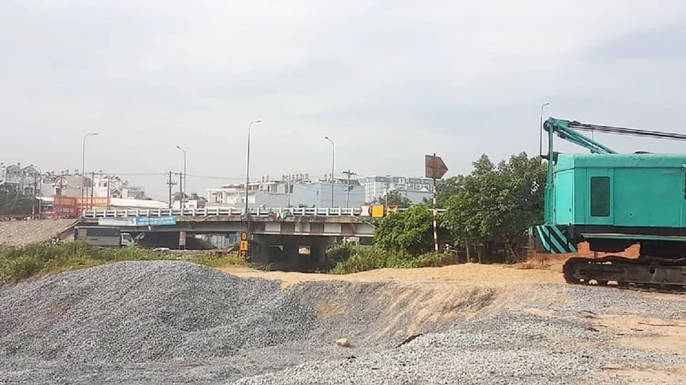 Bến bãi cát đá lậu ở bờ kênh Tham Lương