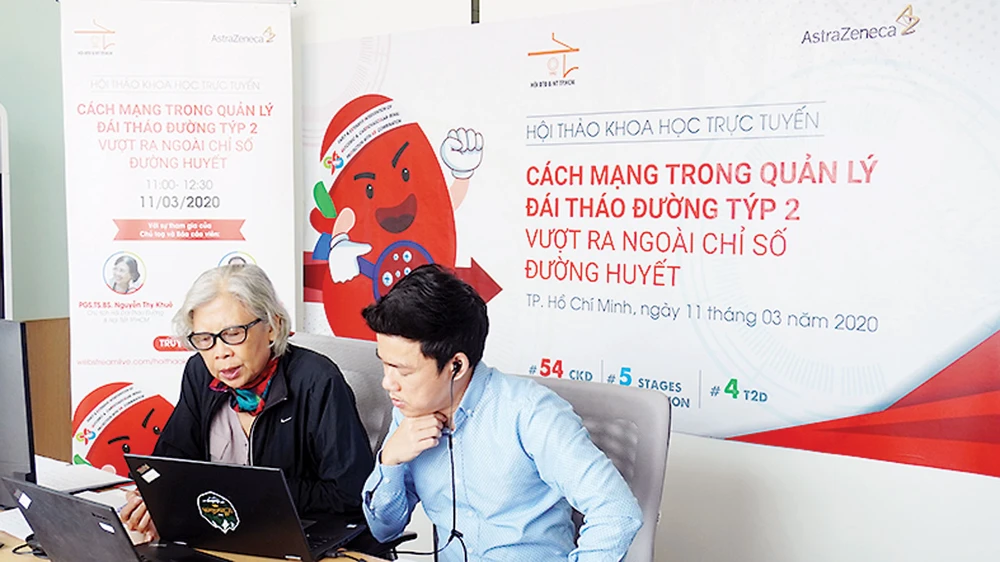 Phó Giáo sư Tiến sĩ Bác sĩ Nguyễn Thy Khuê - Chủ tịch Liên chi Hội Đái tháo đường & Nội tiết TPHCM (bên trái) chủ trì hội nghị khoa học trực tuyến