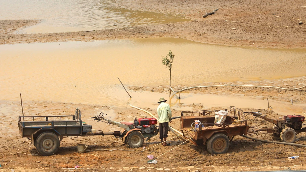 Mực nước nhiều hồ thủy lợi ở Lâm Đồng đang ở mức thấp hơn nhiều so với thiết kế, khiến cho đời sống người dân gặp nhiều khó khăn. Ảnh: ĐOÀN KIÊN