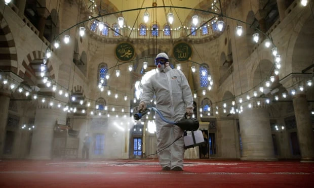 Một công nhân đô thị trong bộ đồ bảo hộ đang khử trùng Nhà thờ Hồi giáo Kilic Ali Pasha ở Istanbal, Thổ Nhĩ Kỳ khi số ca tử vong do Covid-19 trên toàn cầu đã vượt 2,4 triệu. Ảnh: REUTERS