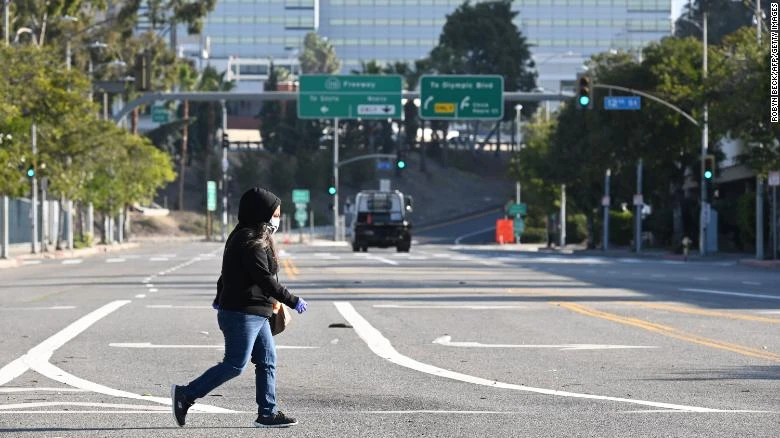 Một phụ nữ băng qua một đường vắng Los Angeles, Mỹ. Ảnh: GETTY IMAGEStại 