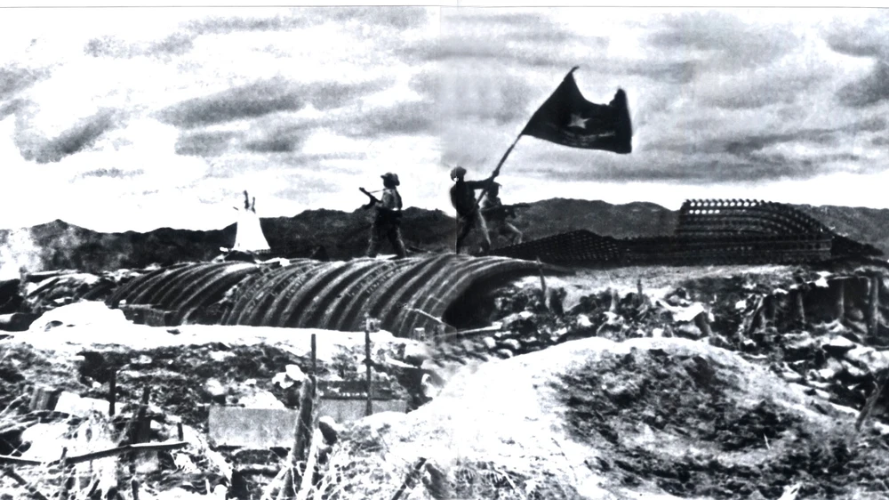 17 giờ 30 phút ngày 7-5-1954, lá cờ Quyết chiến quyết thắng của Hồ Chủ tịch tung bay trên nóc hầm tập đoàn cứ điểm Điện Biên Phủ. Ảnh: Tư liệu