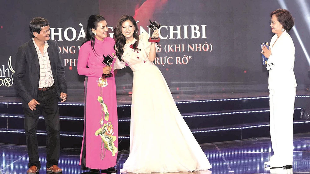 Hoàng Yến Chibi (phải) tại Lễ trao giải Cánh diều 2019