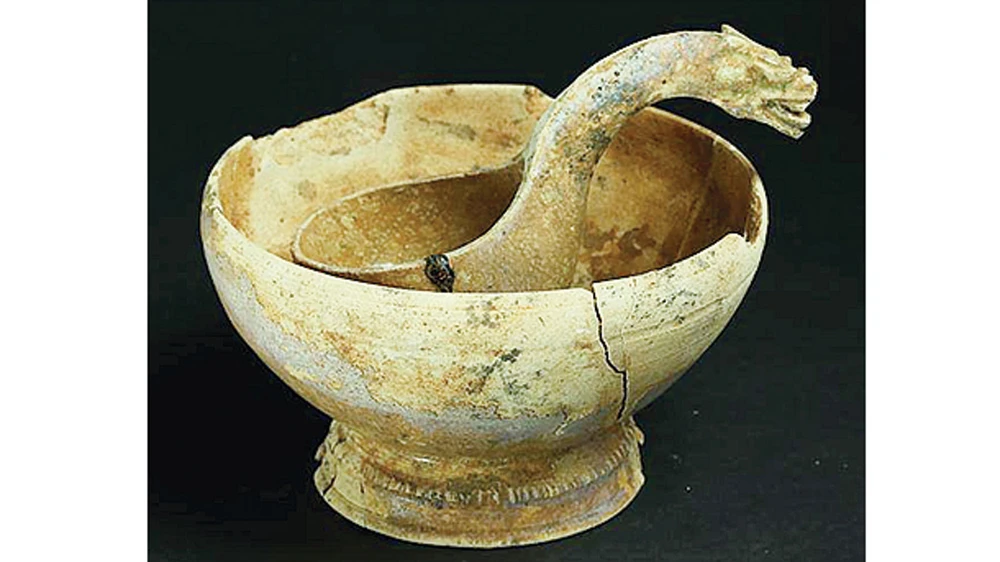 Một đồ vật được tìm thấy trong lần khai quật 73 ngôi mộ cổ ở Giang Tây