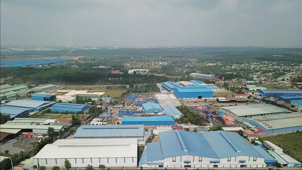 Nhà xưởng trái phép trong khu quy hoạch cụm công nghiệp Phước Tân. Ảnh: TTXVN