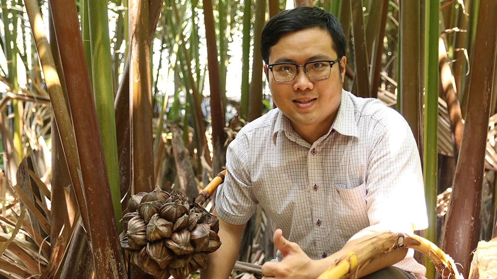 Phan Minh Tiến giới thiệu cách lấy mật dừa nước