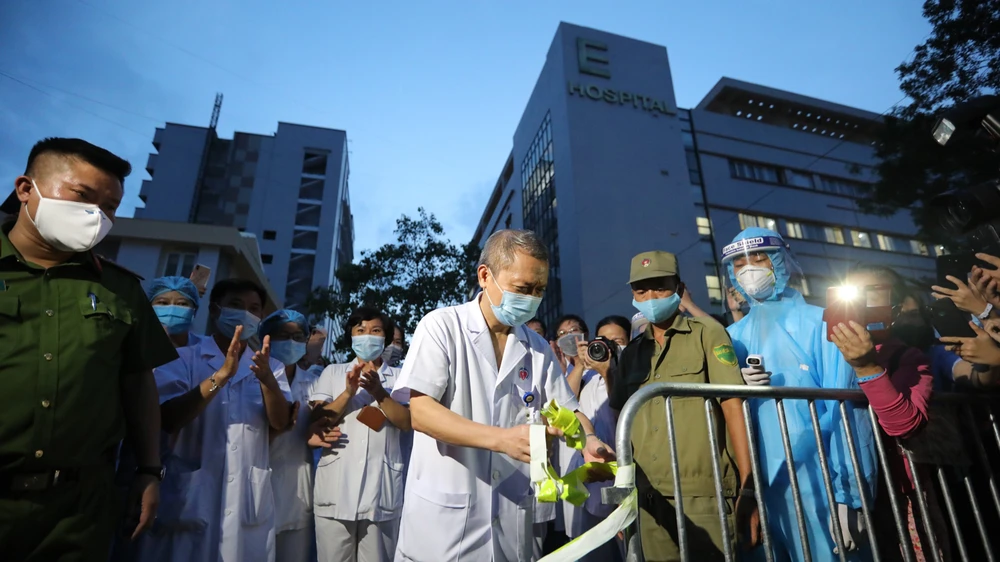 Tối ngày 20-8, sau khi Bộ Y tế công bố rút ca bệnh 994 khỏi danh sách người nhiễm Covid - 19 tại Việt Nam, Bệnh viện E đã gỡ bỏ phong tỏa. Ảnh: VIẾT CHUNG