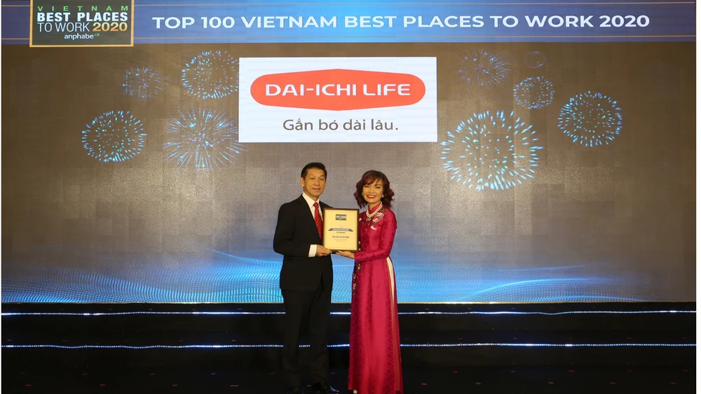 Ông Đào Quốc Trung - Phó Tổng Giám đốc kinh doanh, phụ trách kênh Phân phối Mở rộng Dai-ichi Life Việt Nam nhận giải Top 2 "Nơi làm việc tốt nhất Việt Nam 2020" trong ngành bảo hiểm