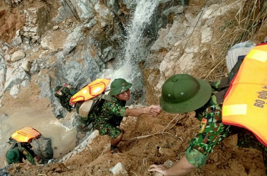 Bộ đội và lượng chức năng vẫn tiếp tục cõng hàng cứu trợ 2 xã Phước Lộc và Phước Thành, huyện Phước Sơn. Ảnh: NGỌC PHÚC