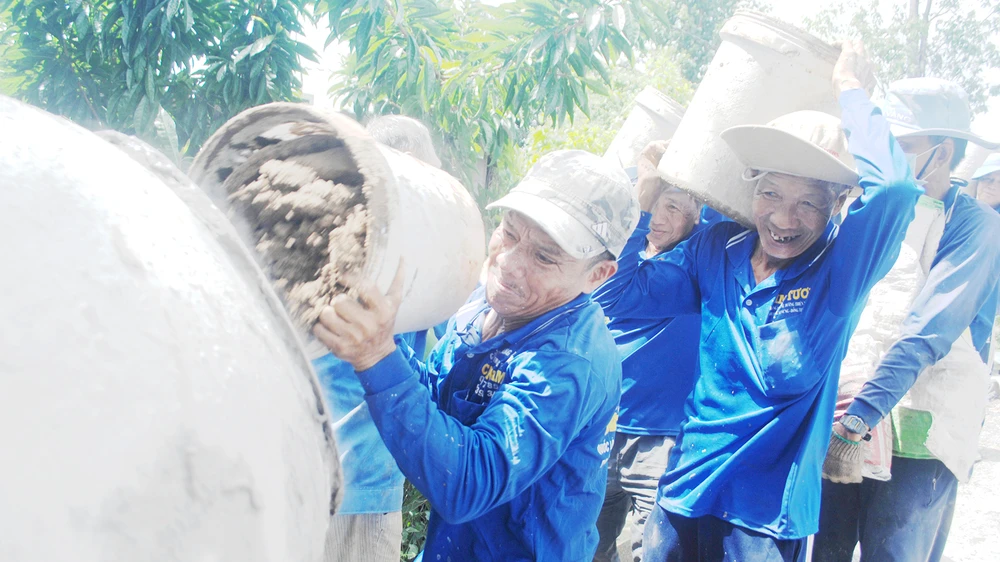 Đội xây cầu thiện nguyện ở huyện Lai Vung, tỉnh Đồng Tháp