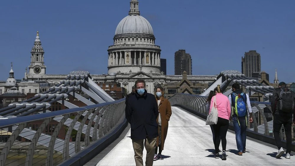 Người dân đeo khẩu trang phòng dịch COVID-19 tại London, Anh . Ảnh: Getty Images