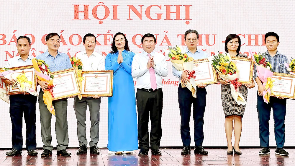 Chủ tịch UBND TPHCM Nguyễn Thành Phong và Phó Chủ tịch UBND TPHCM Phan Thị Thắng biểu dương các doanh nghiệp thực hiện tốt việc nộp thuế. Ảnh: VIỆT DŨNG