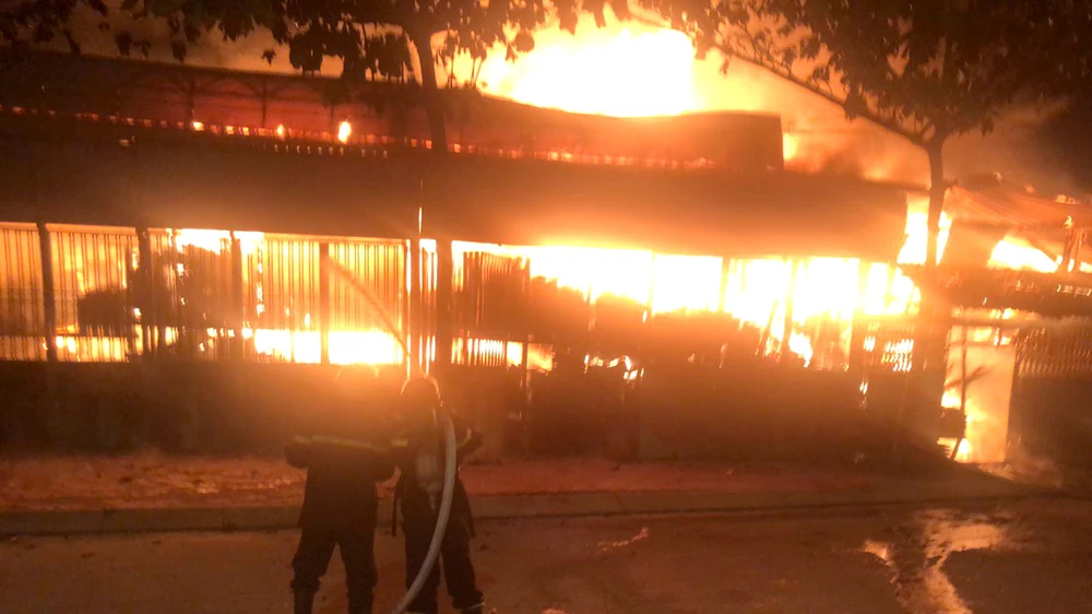 Vụ cháy tối 14-1 thiêu rụi gần hết xưởng gỗ tại quận 12, TPHCM 
