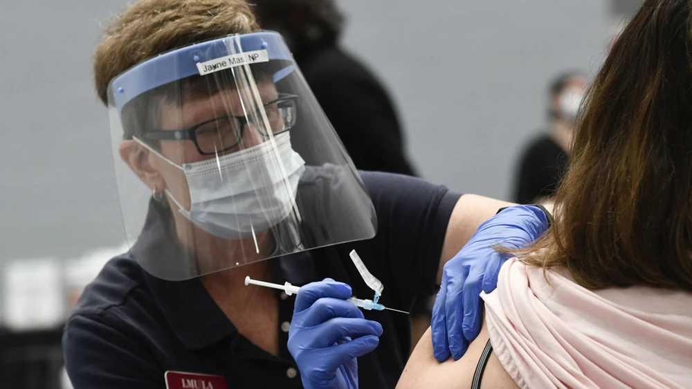 Tiêm vaccine Moderna tại điểm tiêm chủng ở Đại học Loyola Marymount ngày 8-3 ở Los Angeles (Mỹ). Ảnh: Getty Images