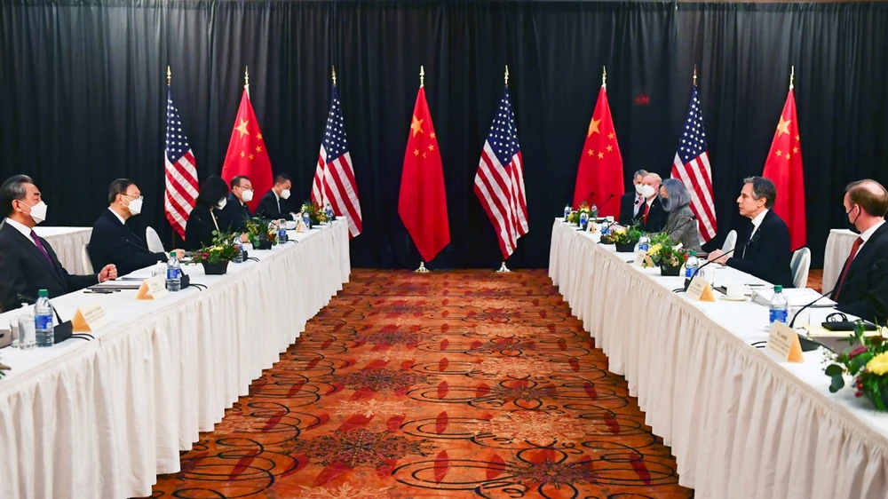Phái đoàn Trung Quốc (trái) và Mỹ trong cuộc gặp tại Alaksa hôm 18/3. Ảnh: REUTERS