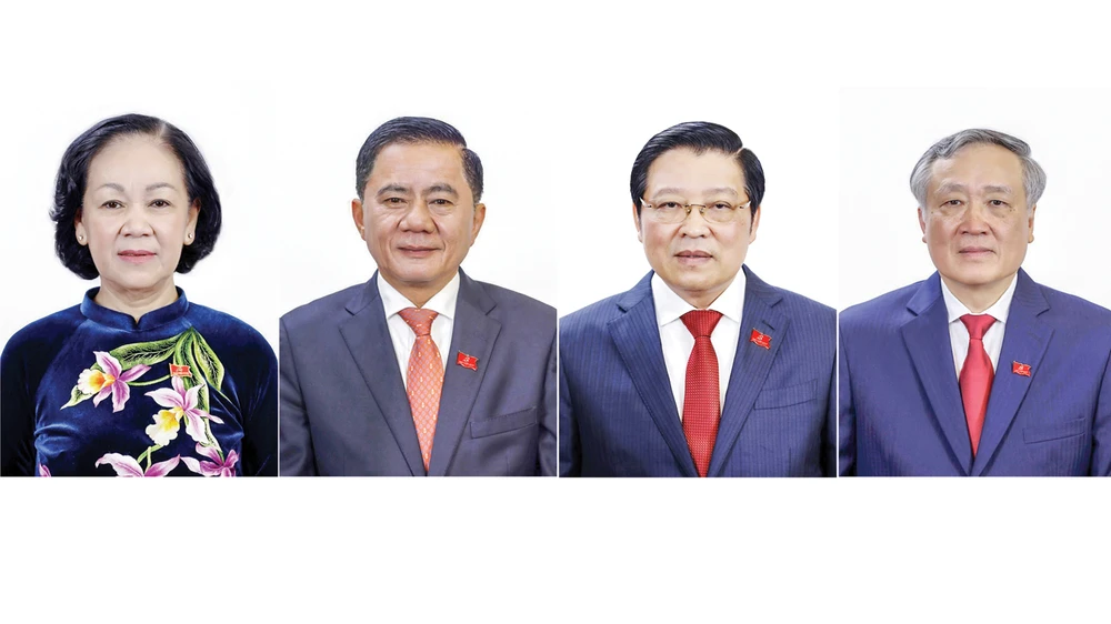 Từ trái sang, các đồng chí: Trương Thị Mai, Trần Cẩm Tú, Phan Đình Trạc và Nguyễn Hòa Bình