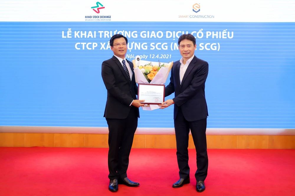Ông Nguyễn Tuấn Anh, Phó TGĐ Sở Giao dịch Chứng khoán Hà Nội (HNX) trao chứng nhận đăng ký giao dịch cổ phiếu trên sàn Upcom cho SCG