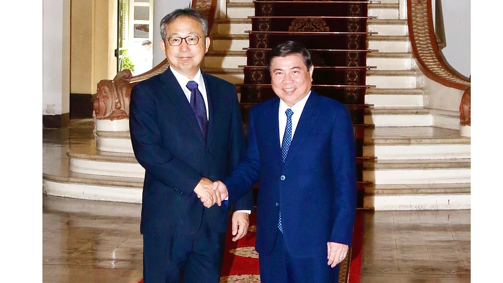 Chủ tịch UBND TPHCM Nguyễn Thành Phong tiếp Đại sứ Nhật Bản Yamada Takio. Ảnh: VIỆT DŨNG 