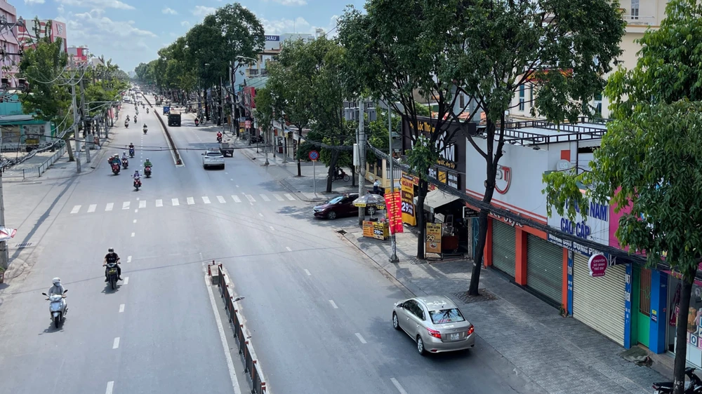 Đường Quang Trung, quận Gò Vấp, lượng xe lưu thông giảm hẳn so với ngày thường. Ảnh: HOÀNG HÙNG