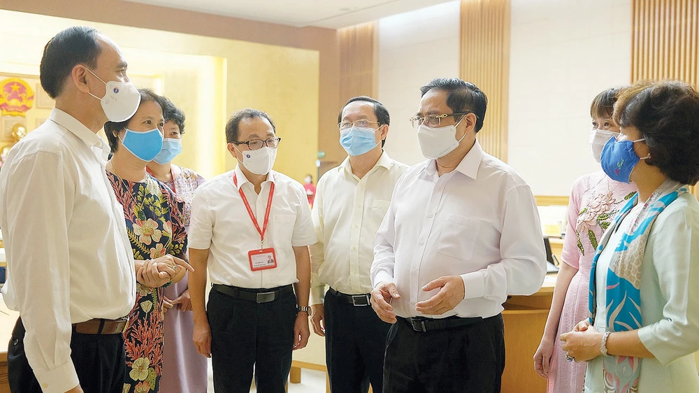 Thủ tướng Phạm Minh Chính trao đổi với các nhà khoa học, các đơn vị, doanh nghiệp tham gia nghiên cứu, sản xuất vaccine Covid-19 tại Việt Nam. Ảnh: VIẾT CHUNG