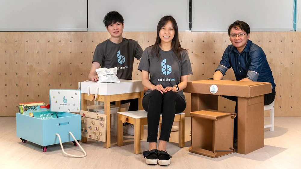 Ang Yu Qian (trái) và Kloe Ng (giữa) với sản phẩm “lớp học trên chiếc hộp di động”