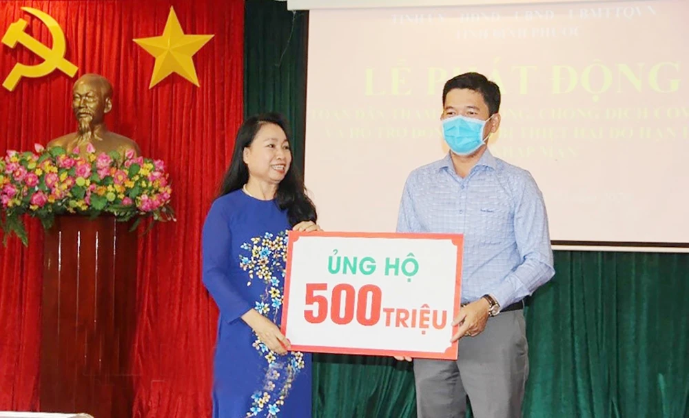 Đại diện Công ty Thành Phương trao 500 triệu đồng ủng hộ Quỹ phòng chống dịch Covid-19 của tỉnh Bình Phước