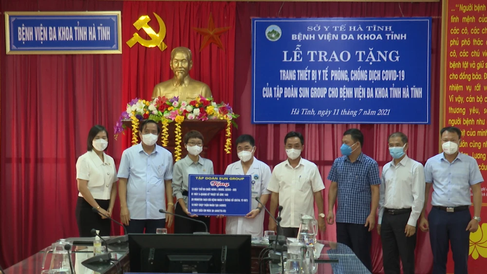 Lễ trao tặng trang thiết bị y tế phòng chống dịch Covid-19 của Sun Group cho BVĐK Hà Tĩnh