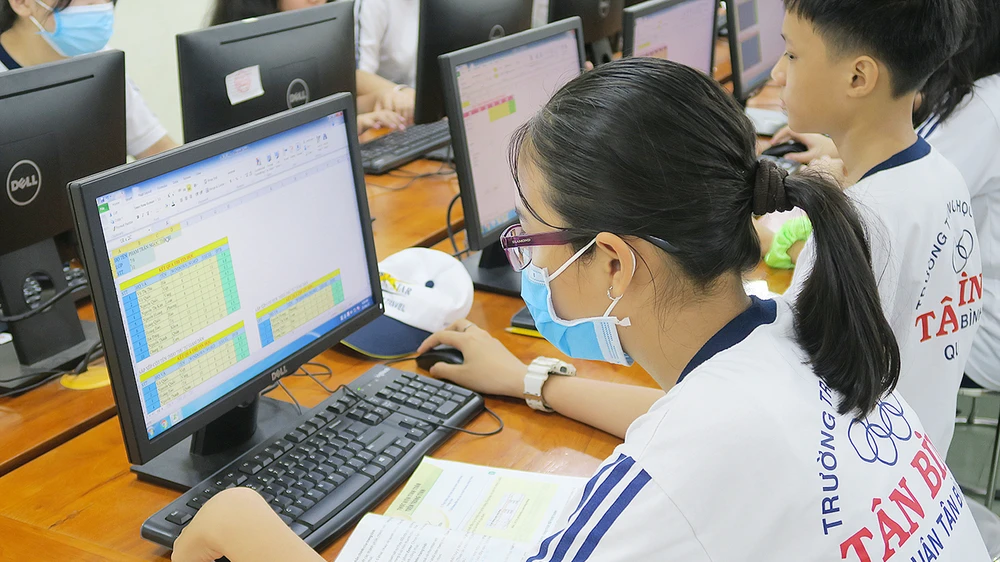 Học sinh Trường THCS Tân Bình (quận Tân Bình) trong một giờ học với máy tính vào cuối tháng 4-2021 