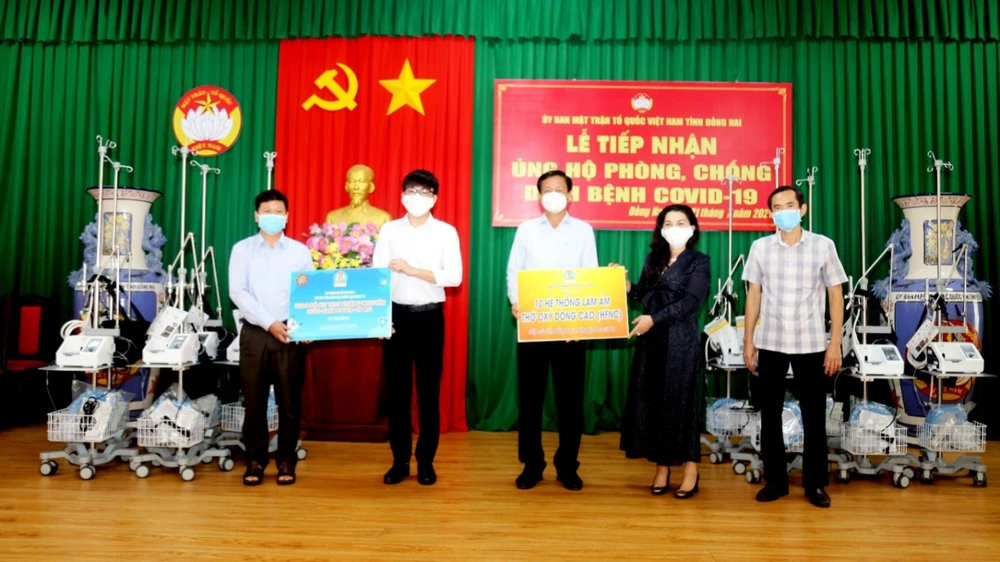 Bà Đặng Thị Kim Oanh – Chủ tịch Tập đoàn Kim Oanh trao tặng máy thở và bộ kit cho đại diện UBMTTQ Việt Nam tỉnh Đồng Nai