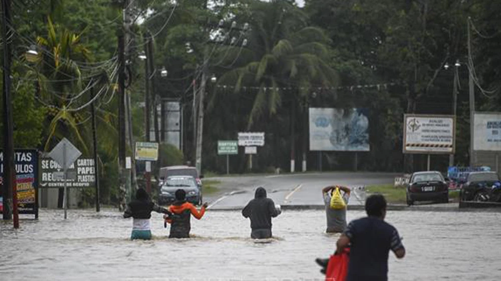 Cảnh ngập lụt sau những trận mưa lớn do ảnh hưởng của bão tại Las Posas, Guatemala